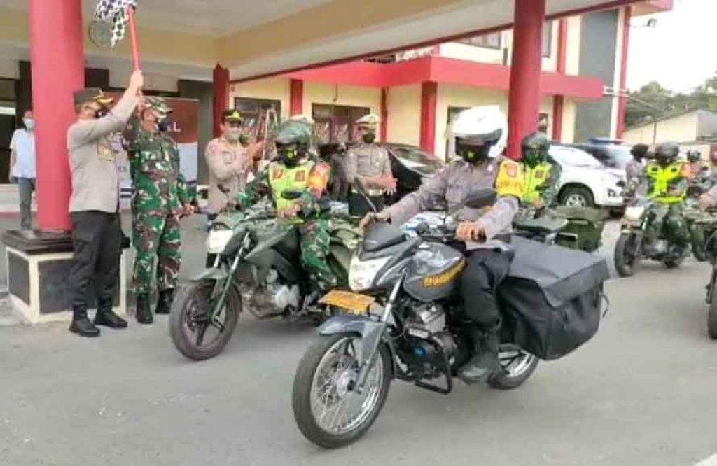 Kapolres Blitar AKBP Leonard Sinambela dan Dandim berangkatkan pendistribusian sembako