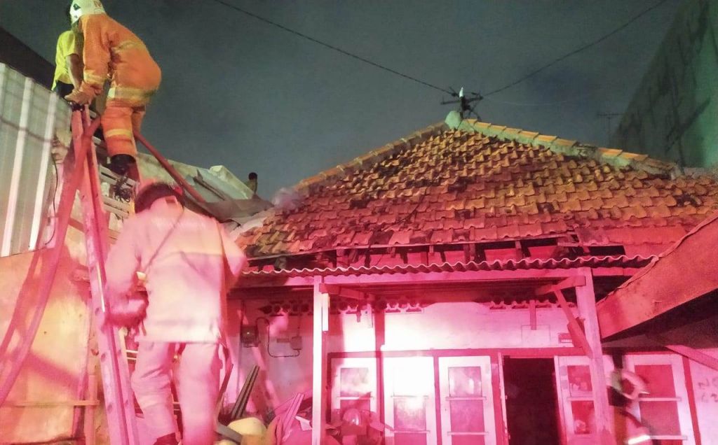 Petugas PMK padamkan api yang membakar rumah kontrakan di Surabaya (foto: istimewa)