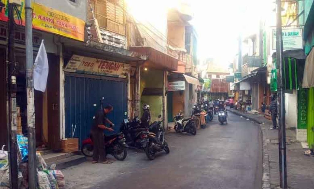 Bendera putih terpasang di depan toko Jalan Sasak Surabaya (Foto Zain Ahmad/jatimnow.com)