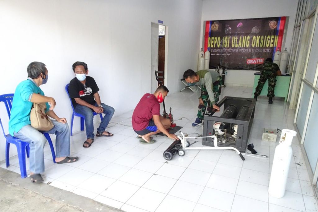 Yontaifib 2 Marinir Bantu Pengisian Oksigen Gratis untuk Warga yang Isoman
