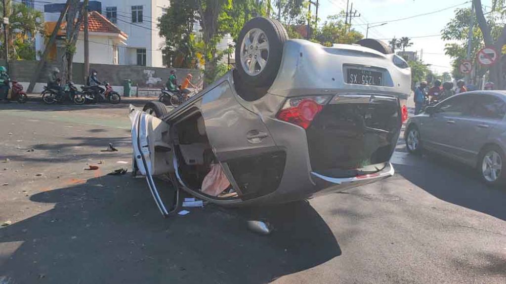 Brio yang terbalik di Surabaya (Foto: istimewa)