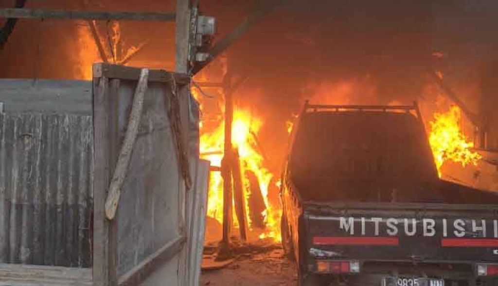 Gudang Kayu dan Cafe Menthok di Surabaya Terbakar, 2 Mobil Pikap Ikut Hangus