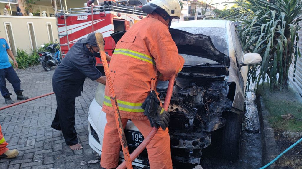 Mobil yang terbakar di Surabaya (foto istimewa)