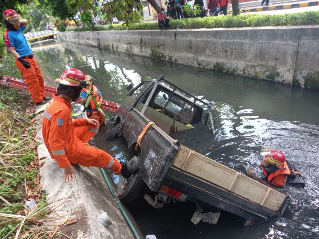 Pikap yang terjebur ke parit (Foto istimewa)