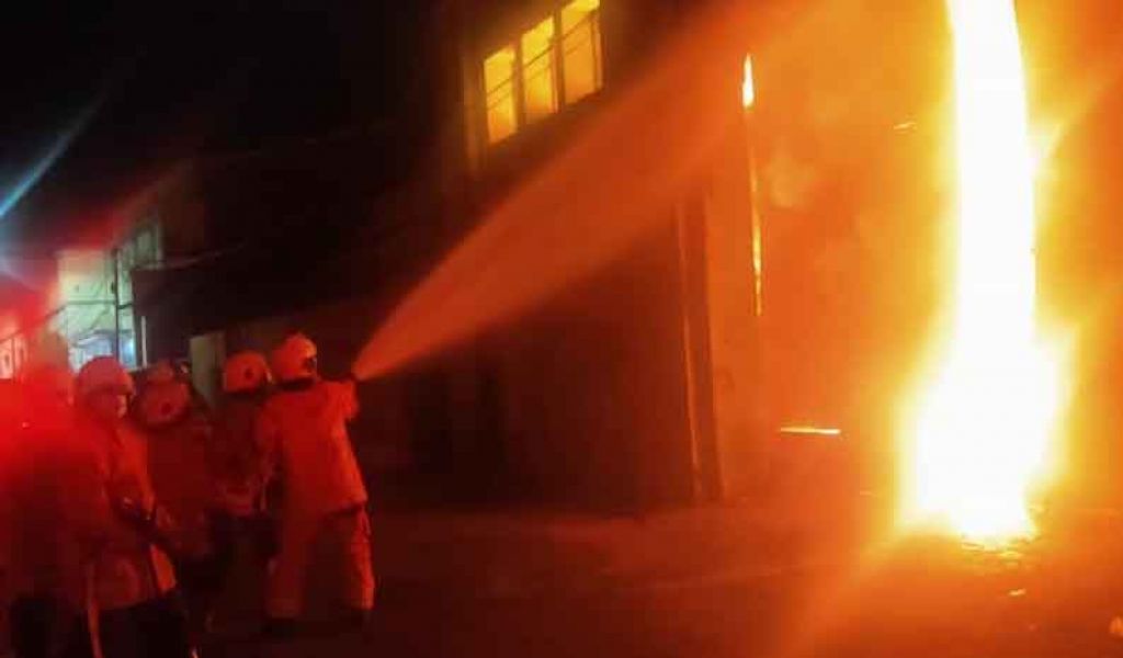PMK Surabaya berusaha padamkan api yang membakar gudang kayu (Foto istimewa)