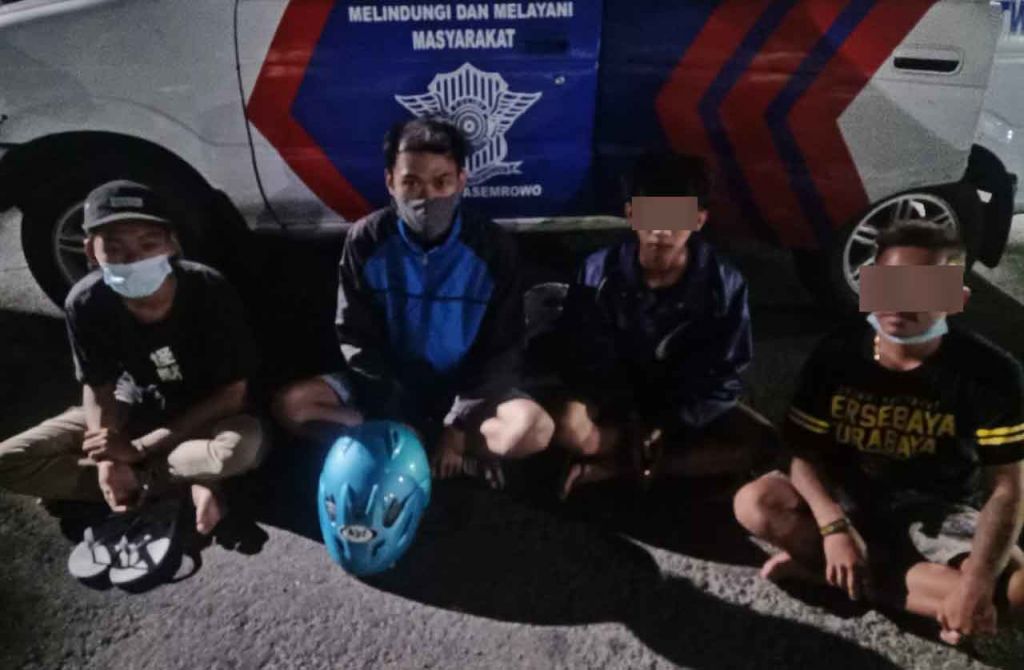 Para pemuda yang diamankan saat balap liar di Margomulyo Surabaya (Foto: istimewa)