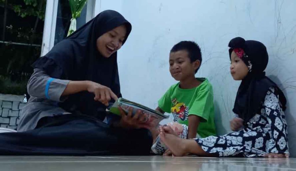 Ibu Puput bersama kedua anaknya merupakan pasien bibir sumbing