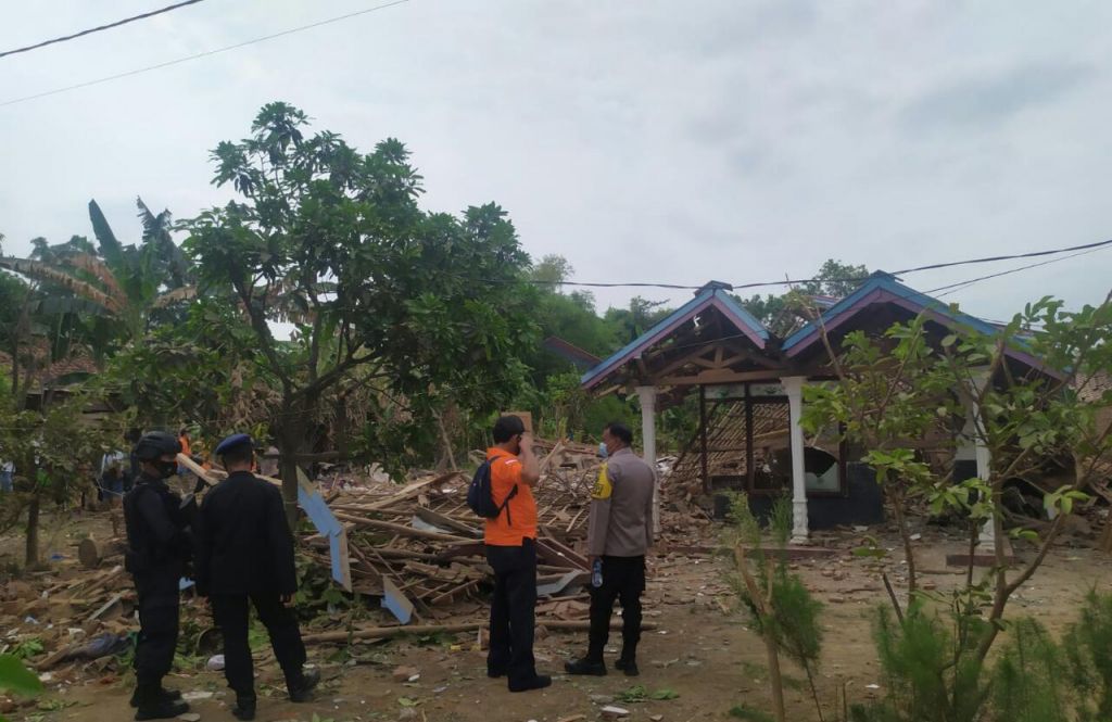 Salah satu rumah yang hancur akibat ledakan diduga bom ikan di Pasuruan