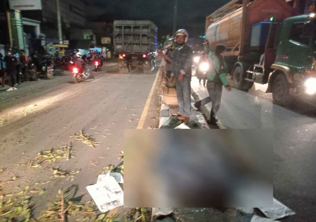 Tertimpa Pohon Tumbang di Sidoarjo, Seorang Pemotor Tewas dan 4 Orang Luka