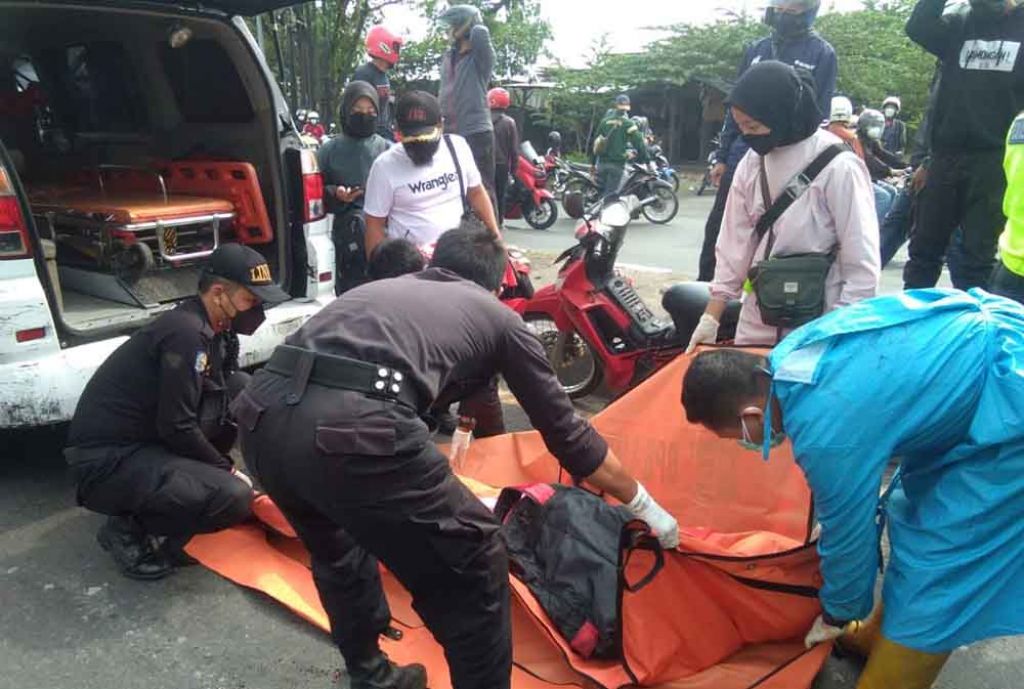 Petugas membawa pemotor yang tewas ke RSU dr Soetomo (Foto-foto: istimewa)