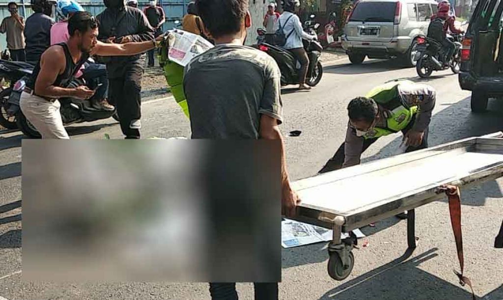 Kecelakaan yang mengakibatkan seorang pemotor tewas di Sidoarjo (Foto-foto: istimewa)