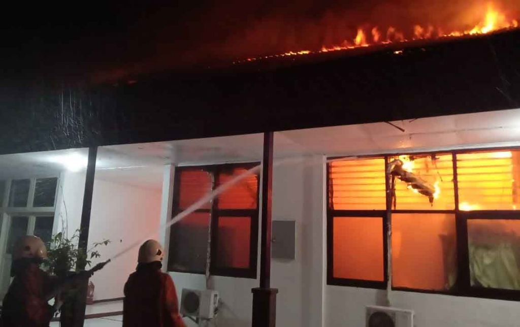 Petugas PMK Kota Surabaya memadamkan api yang membakar gedung di komplek Kementerian PUPR