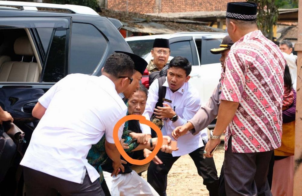 Foto Wiranto saat diserang orang tidak dikenal yang beredar