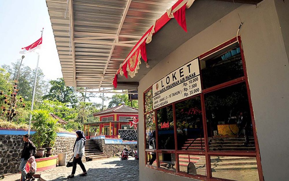 Loket pembelian tiket masuk Wisata Air Panas Padusan, Pacet, Mojokerto