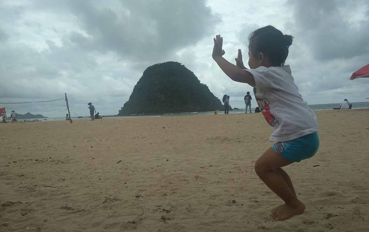 Wisata Pantai Pulau Merah Banyuwangi