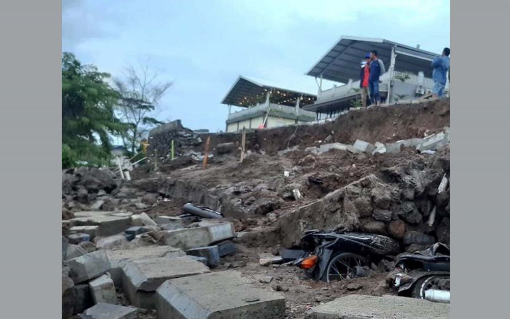 Lahan parkir Wisata Taman Cimory Dairy Land, Pasuruan ambrol