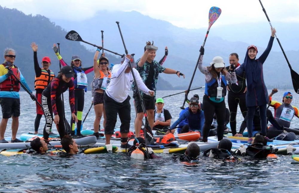 Bupati Trenggalek Mochamad Nur Arifin bersama Komunitas Stand Up Paddle Indonesia bermain Paddle Board di Teluk Pantai Prigi