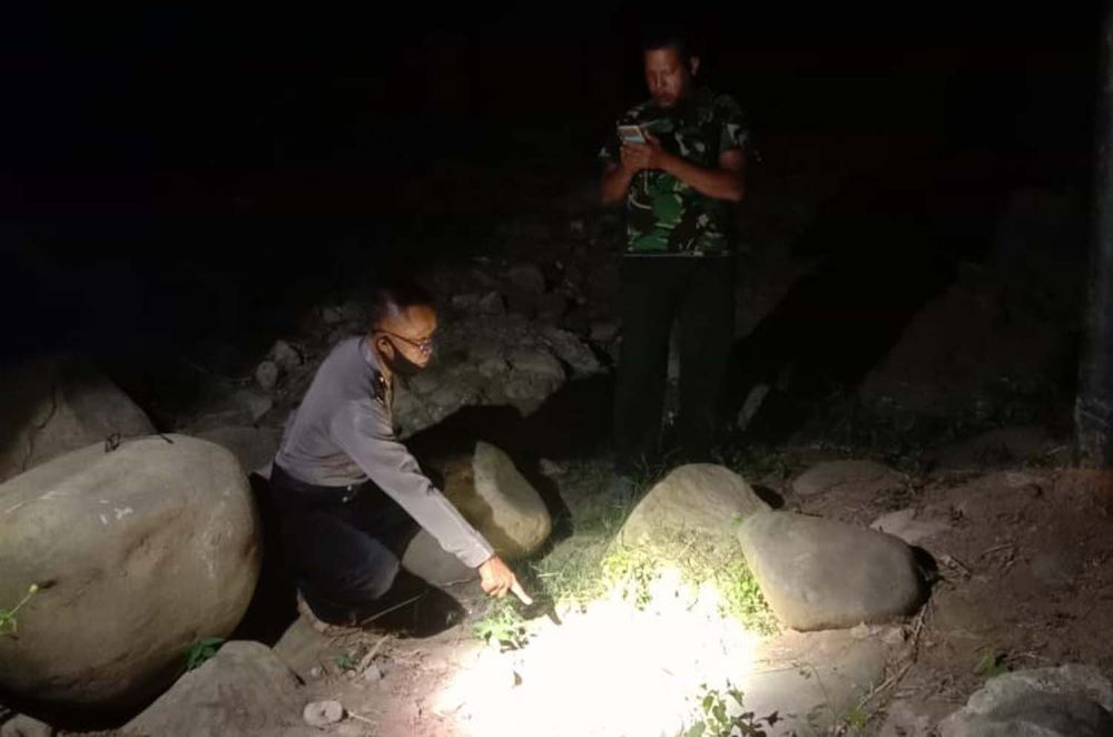 Polisi menunjukkan tempat jatuhnya korban akibat terpeleset saat selfie di Wisata Pelangi, Ponorogo 