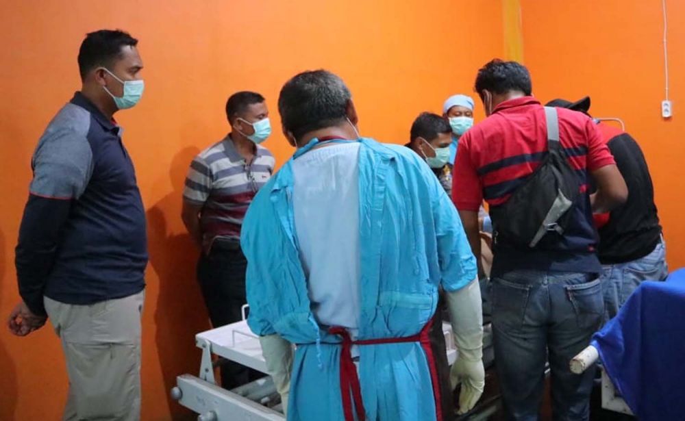 Petugas melakukan identifikasi salah satu wisatawan asal Jombang yang tewas terseret ombak Pantai Teleng Ria, Pacitan