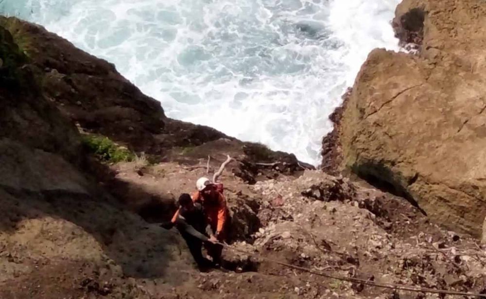 Wisatawan Pantai Sanggar Tulungagung Jatuh ke Jurang 30 Meter