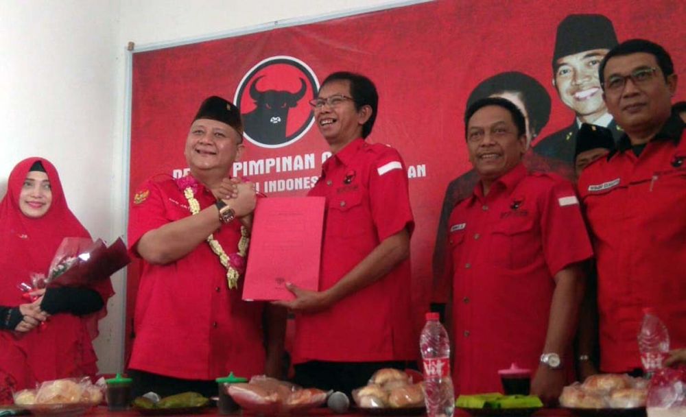 Wakil Wali Kota Surabaya Whisnu Sakti Buana, salah satu Bacawali Surabaya saat mengembalikan formulir pendaftaran ke Kantor DPC PDI Perjuangan Surabaya