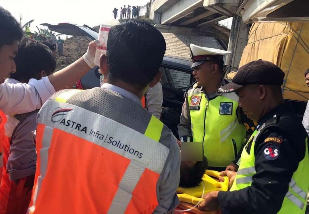Pengemudi mobil Xenia berhasil dievakuasi dan dibawa ke rumah sakit