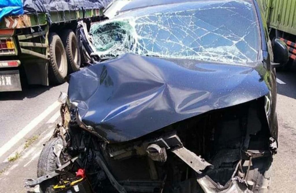 Kondisi mobil Xenia yang bertabrakan dengan truk di Pasuruan