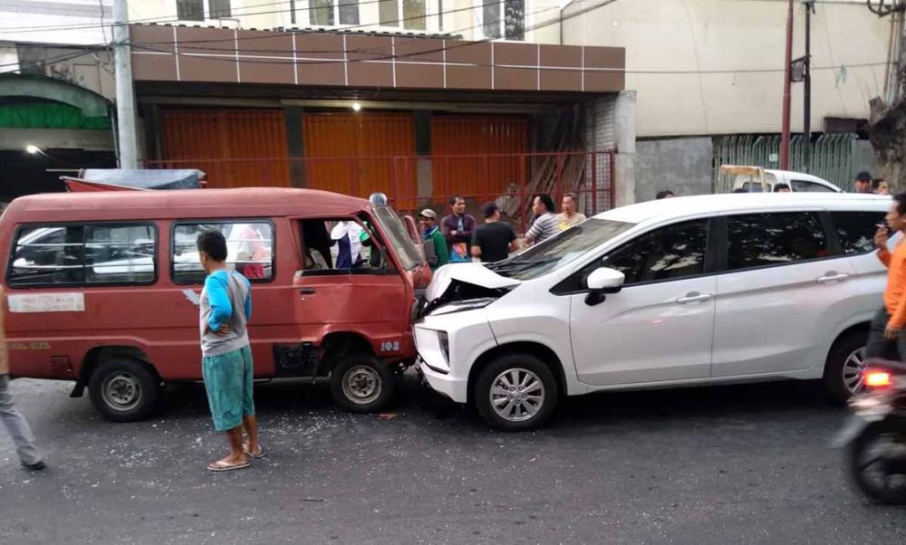 Tabrak Angkot di Surabaya, Pengemudi Mitsubishi Xpander Kabur