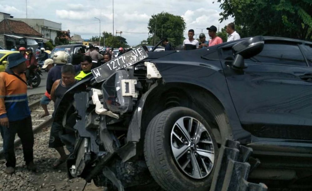 Mobil Mitsubishi Xpander tersambar kereta api di Tanggulangin, Sidoarjo