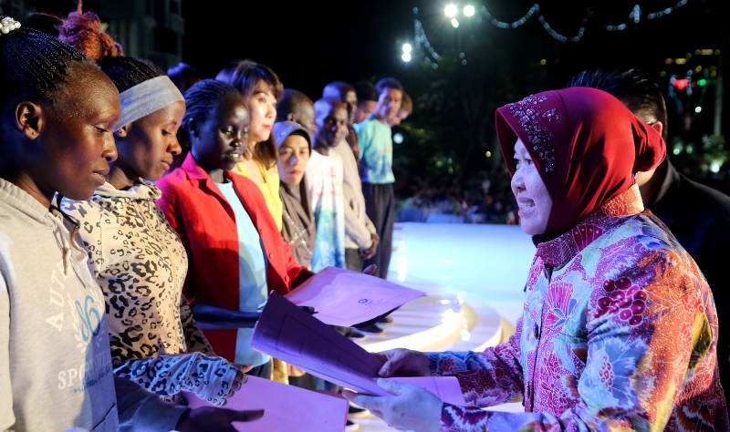 Wali Kota Risma saat menyerahkan hadiah kepada para pemenang Surabaya Marathon 2018/Foto: istimewa
