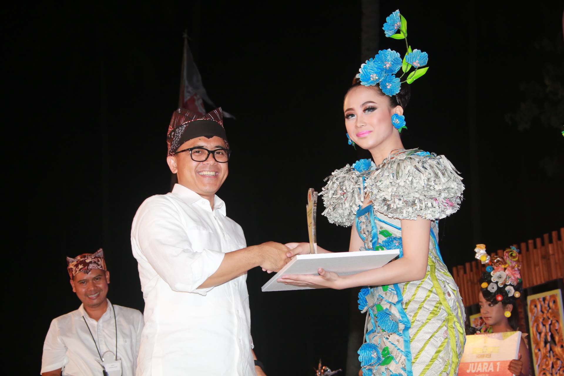 Bupati Azwar Anas saat memberikan trofi kepada peserta
