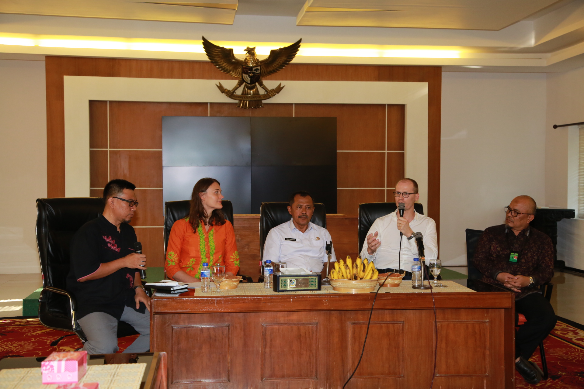 Perwakilan dari Norwegia memberikan penjelasan mengenai pengelolaan sampah.