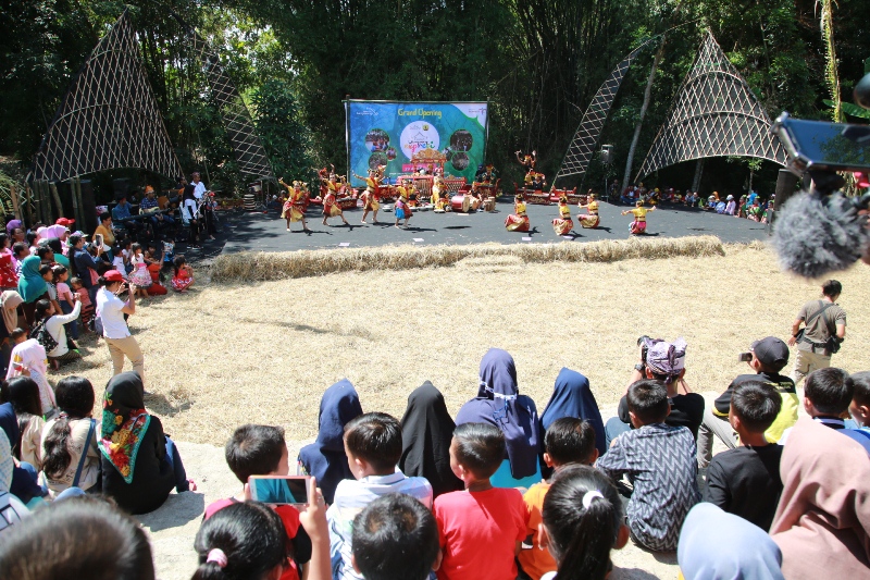 Pertunjukan seni saat peresmian Kampoeng Expresi