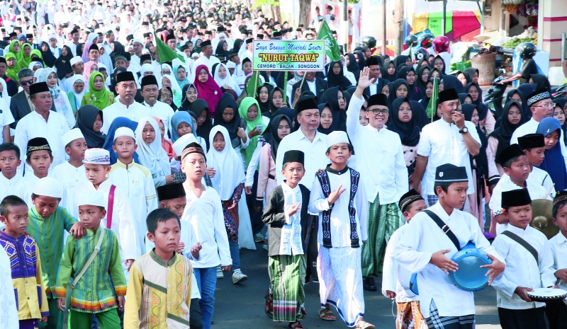 Bupati Anas bersama ribuan santri saat acara Festival Santri di Banyuwangi.