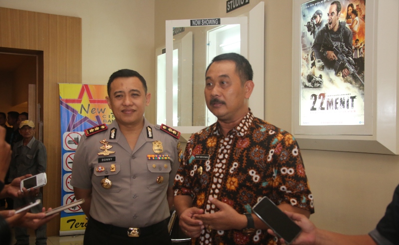 Wabup Banyuwangi dan Kapolres Banyuwangi seusai nobar film 22 menit/Foto: istimewa