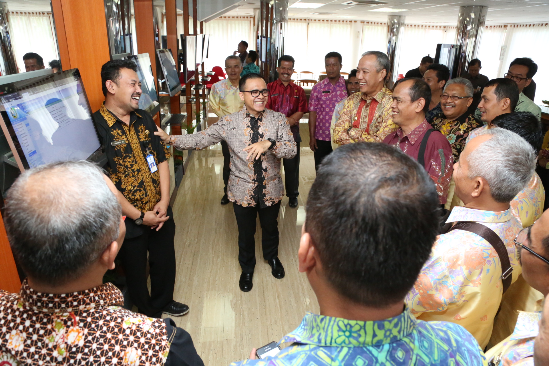 Bupati Anas memberikan penjelasan para rombongan Bupati Tanah Datar