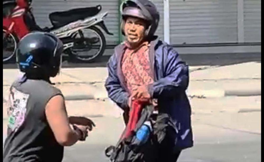 YT (kanan) saat dilawan warga usai merampok uang dan perhiasan di toko emas di Magetan