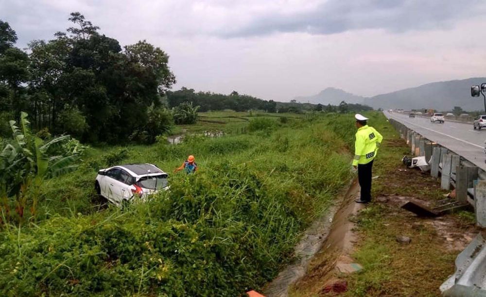 Toyota Yaris Tergelincir di Tol Pandaan-Malang, Dua Orang Luka