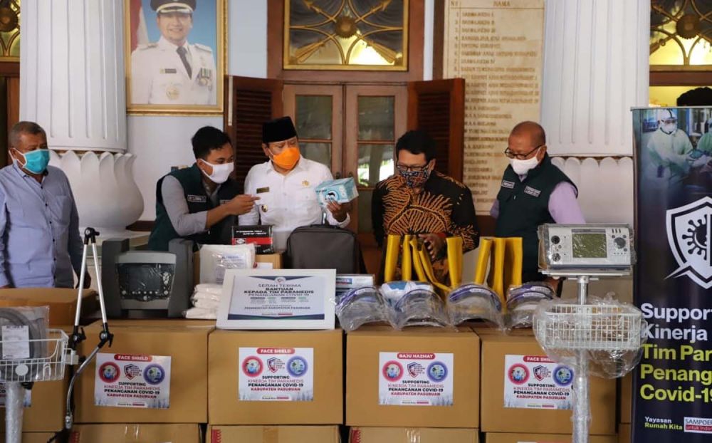 Bupati Pasuruan Irsyad Yusuf menerima bantuan alkes dan APD dari Yayasan Rumah Kita