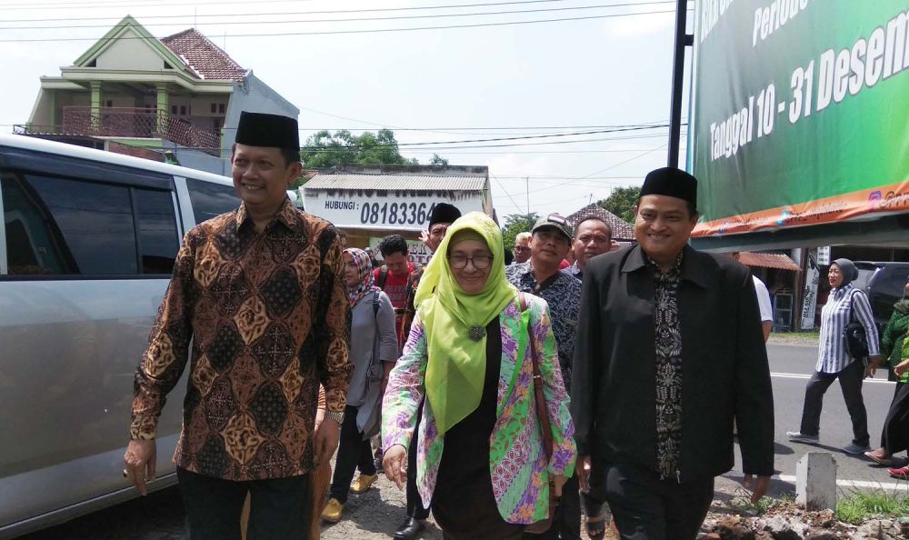 Yoko Priyono (kiri) dan Khairunnisa (tengah) saat tiba di Kantor DPC PPP Kabupaten Mojokerto