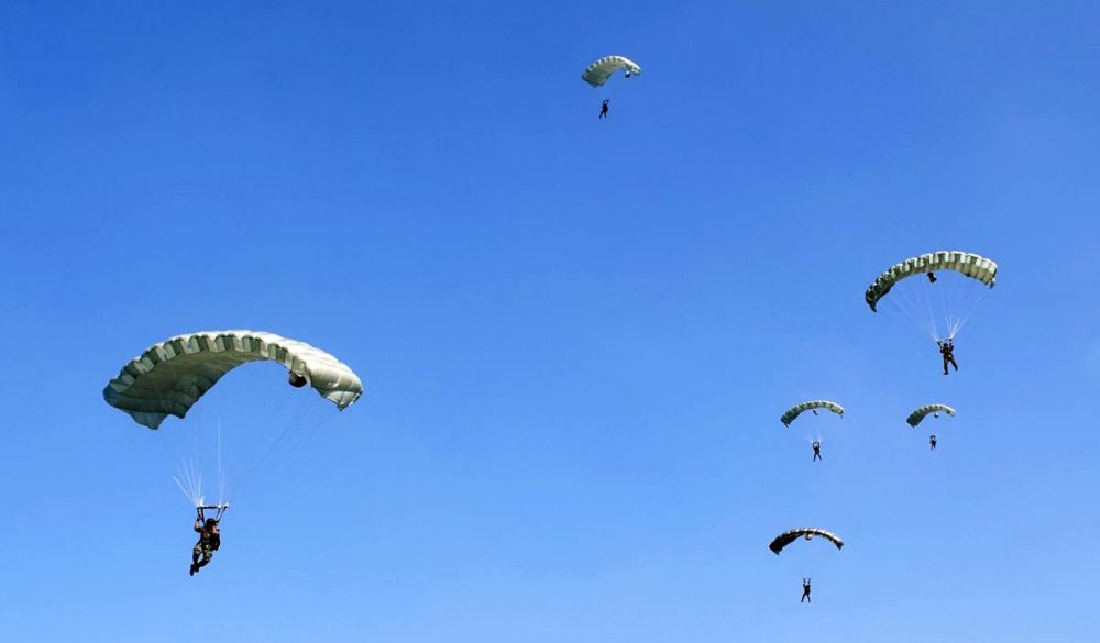 Prajurit Yontaifib 2 Marinir Pasmar 2 latihan terjun siang dan malam di Lanudal Juanda, Sidoarjo