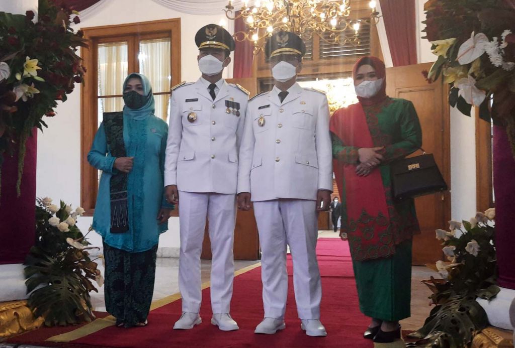 Bupati-Wakil Bupati Lamongan, Yuhronur Efendi-KH Abdul Rouf usai pelantikan di Gedung Negara Grahadi, Surabaya (Foto: Ni'am Kurniawan/jatimnow.com)