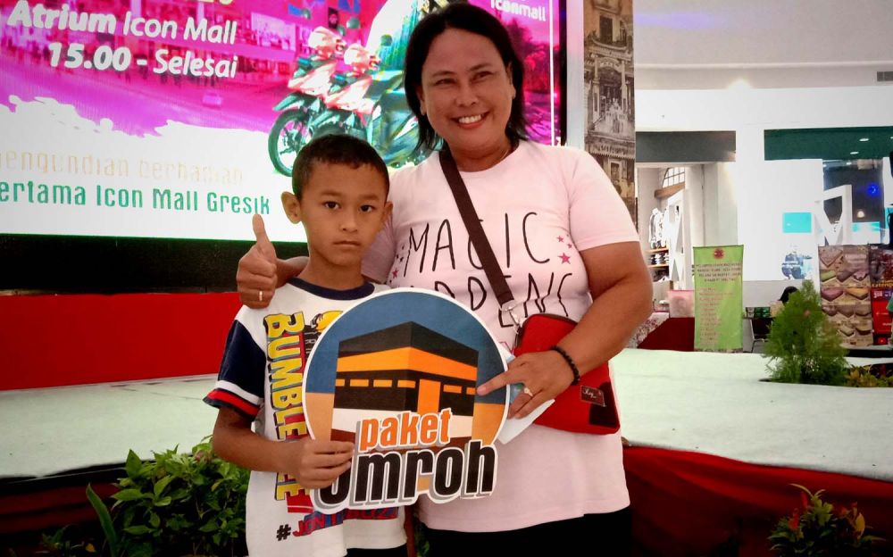 Yuli bersama anaknya saat menerima hadiah umrah