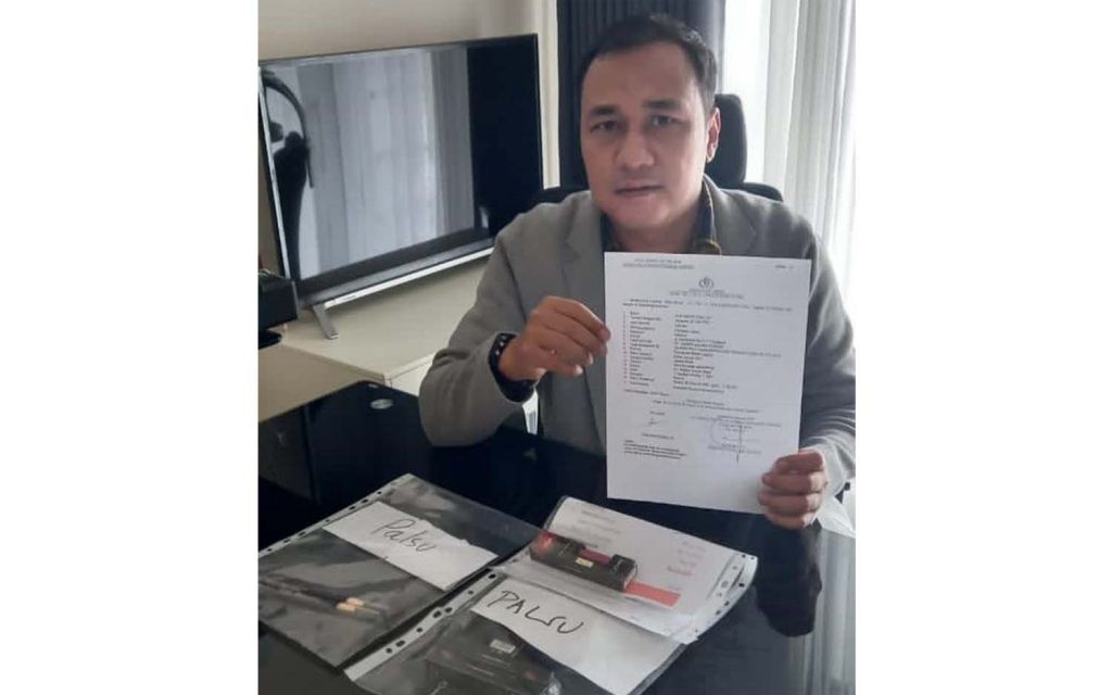 Kuasa Hukum PT Implora Sukses Abadi, Yun Suryotomo menunjukkan surat laporan polisi dan produk Impora palsu