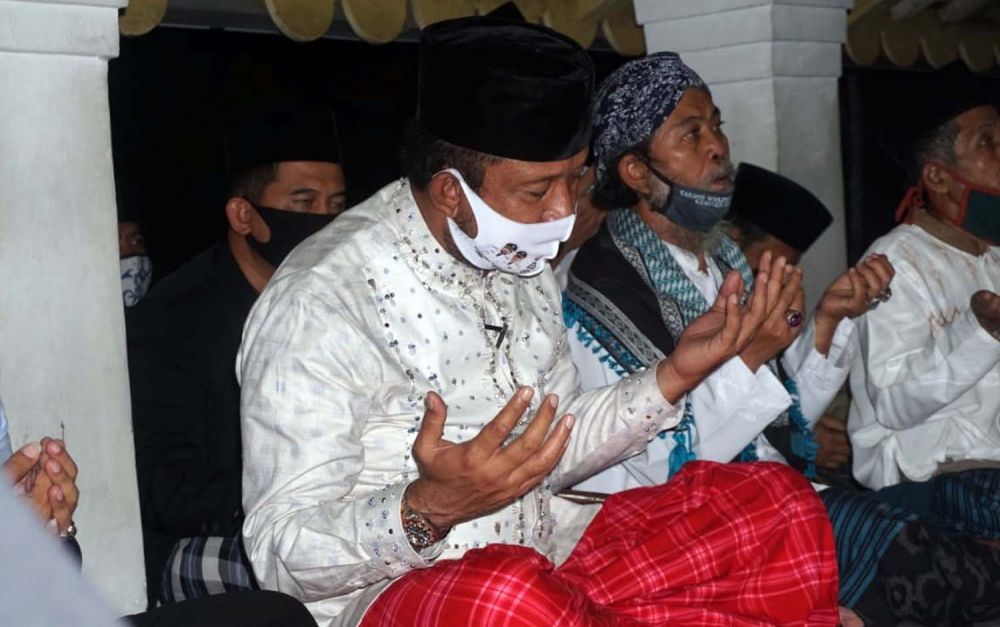 Bupati Ponorogo Ipong Muchlissoni saat ziarah ke makam Adipati Bathoro Katong