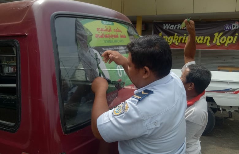 Penertiban stiker Paslon Presiden dan Wakil Presiden serta logo parpol di mikrolet.