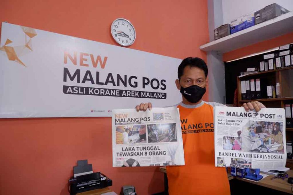  Hary Santoso menunjukkan perbedaan fisik yang nyata dan kasat mata antara harian New Malang Pos dan harian Malang Post (foto istimewa)