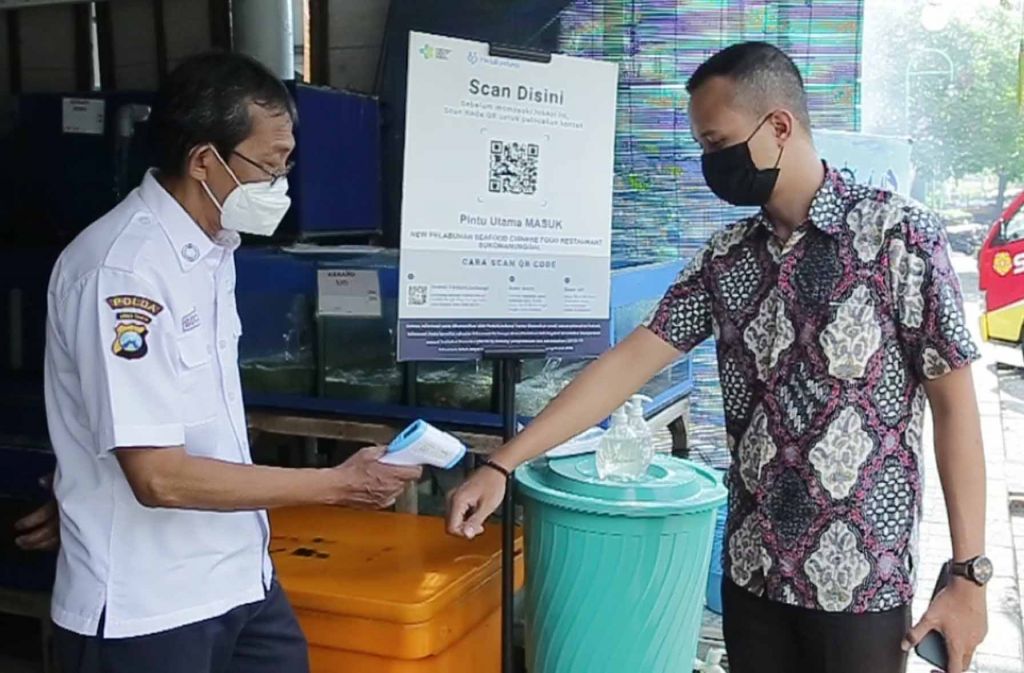 Pelanggan diminta scan barcode melalui aplikasi PeduliLindungi sebelum masuk Resto New Pelabuhan