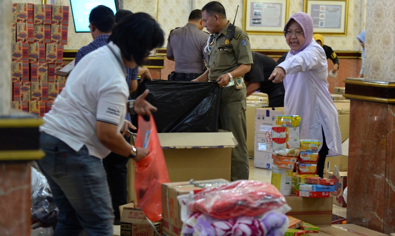 Wali Kota Risma saat memimpin pengemasan bantuan ke Lombok/Foto: Istimewa