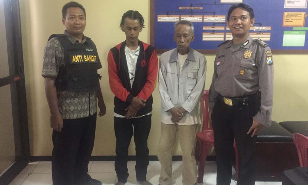 Buchori (bapak) dan Saiful Dedy (anak) saat diamankan di Mapolsek Sukomanunggal.

